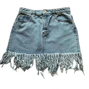 FOREVER 21 FRINGE DENIM MINI SKIRT•SIZE 26 US (S)•VERY CUTE LIGHT WASH DENIM•